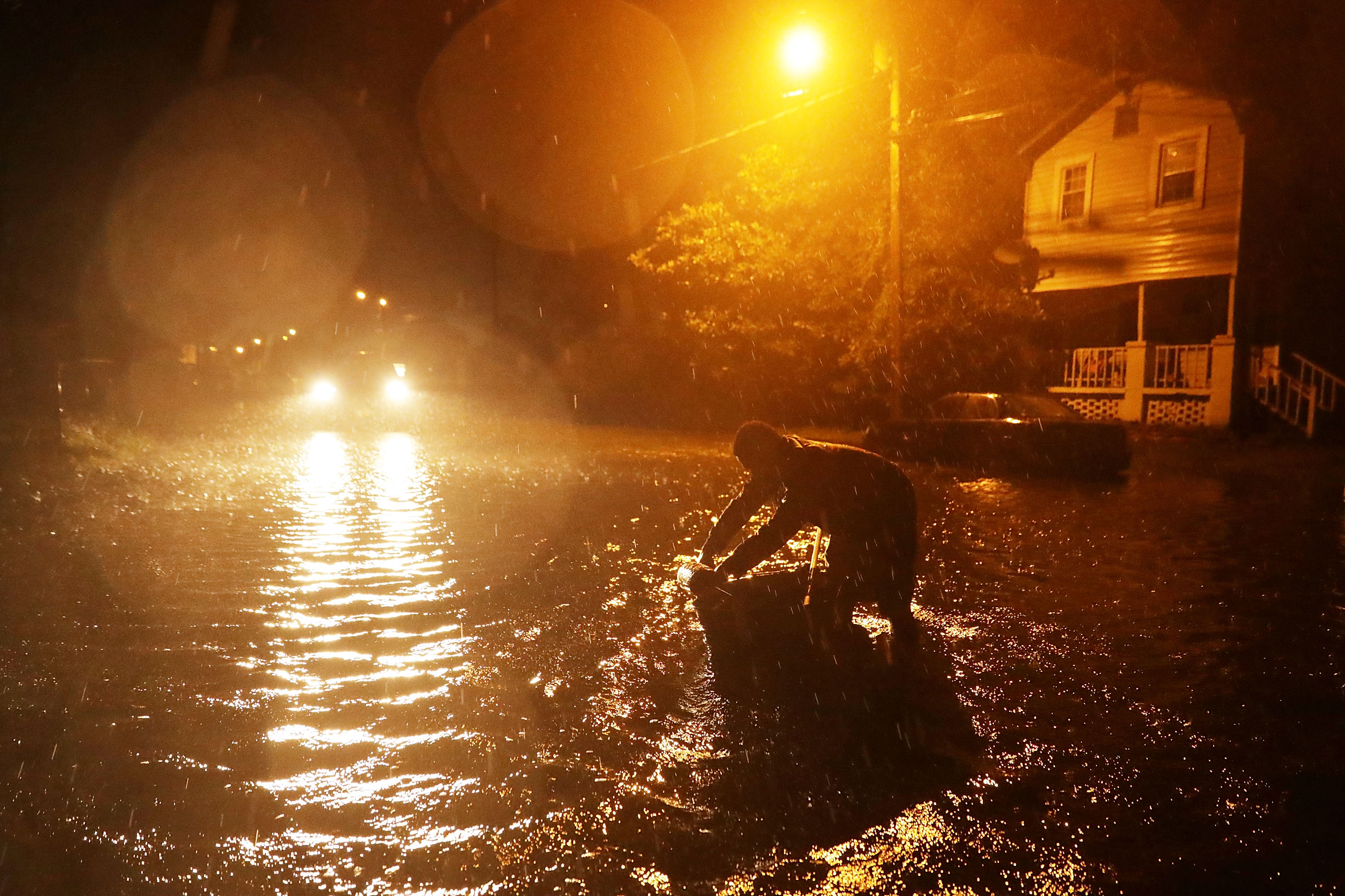 Calles inundadas en la noche del jueves en New Bern, Carolina del Norte (Somodevilla/Getty Images/AFP)