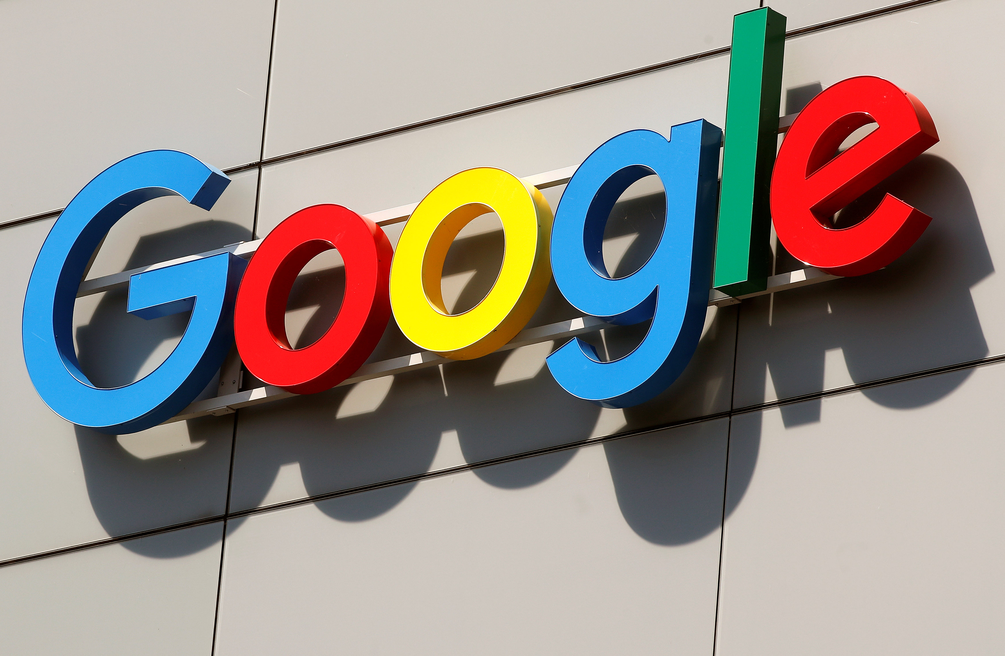 Google fue invitado a asistir a la audiencia del Senado, pero se negó a enviar a su director ejecutivo, Sundar Pichai, o Larry Page, el director de su empresa matriz, Alphabet