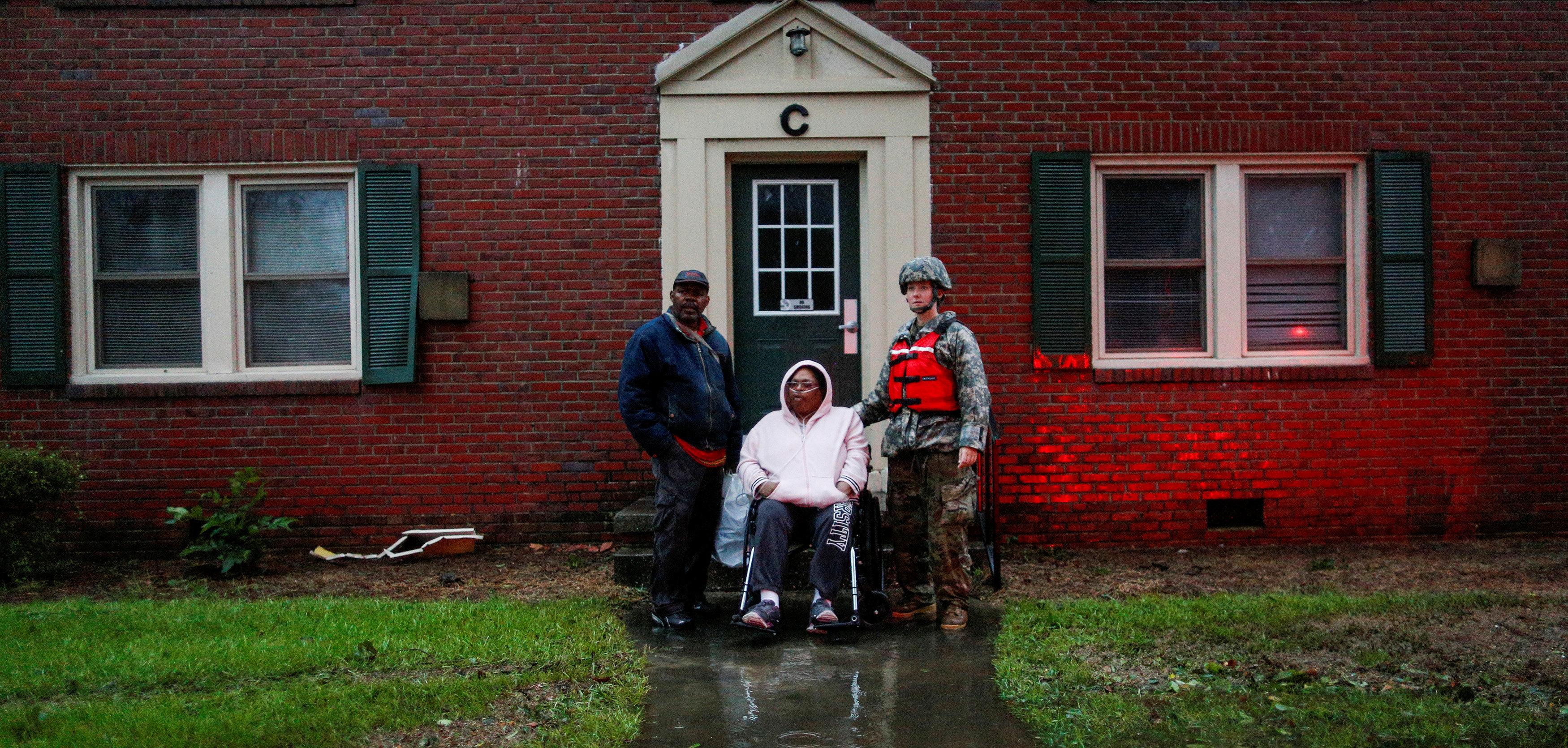 Una mujer en silla de ruedas es rescatada por socorristas del Ejército en New Bern, Carolina del Norte (REUTERS/Eduardo Munoz)