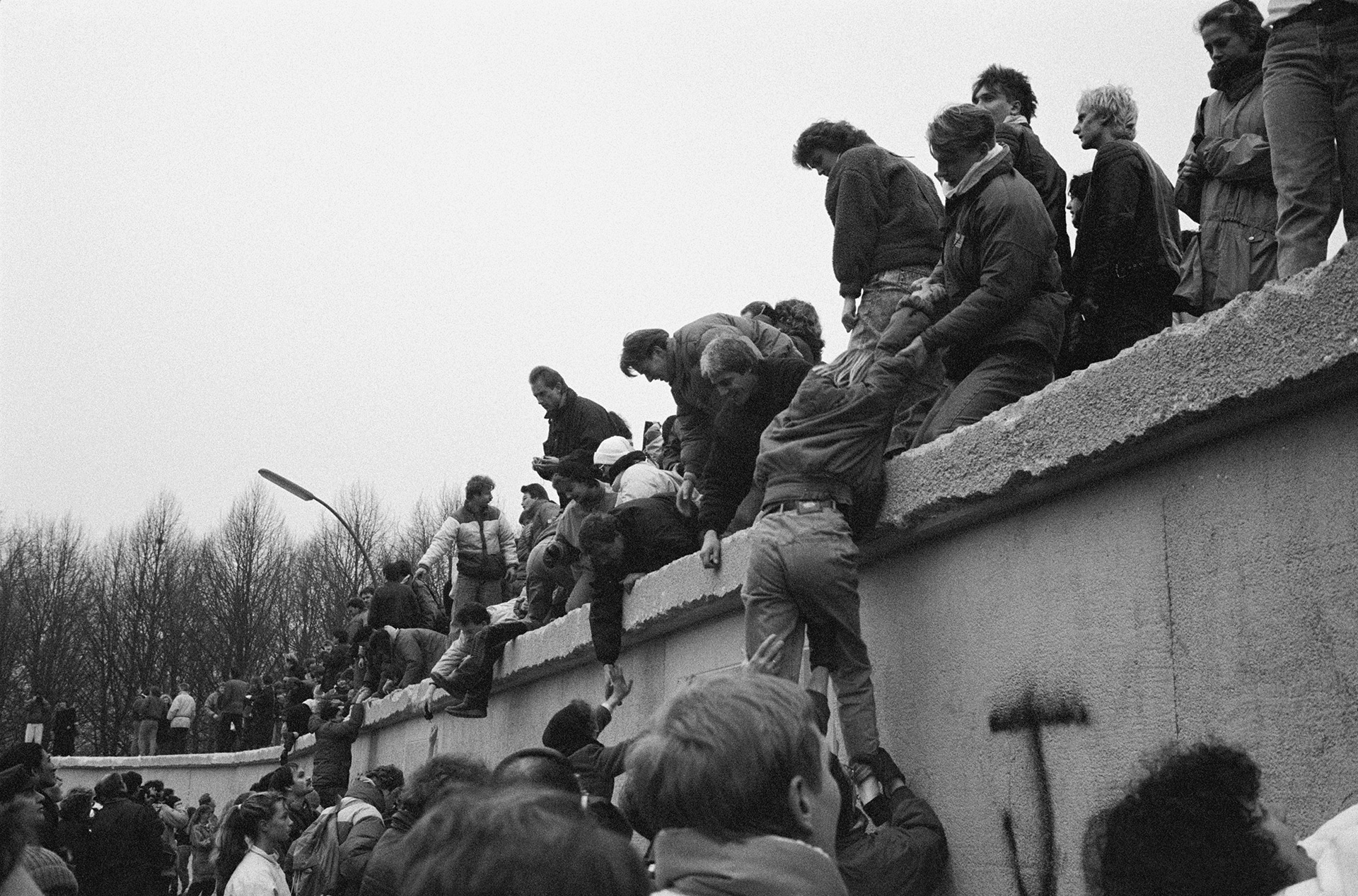 La caída del muro de Berlín en 1989 y el colapso de la Unión Soviética en 1991 crearon un enorme caos entre los servicios de inteligencia rusos (Getty)