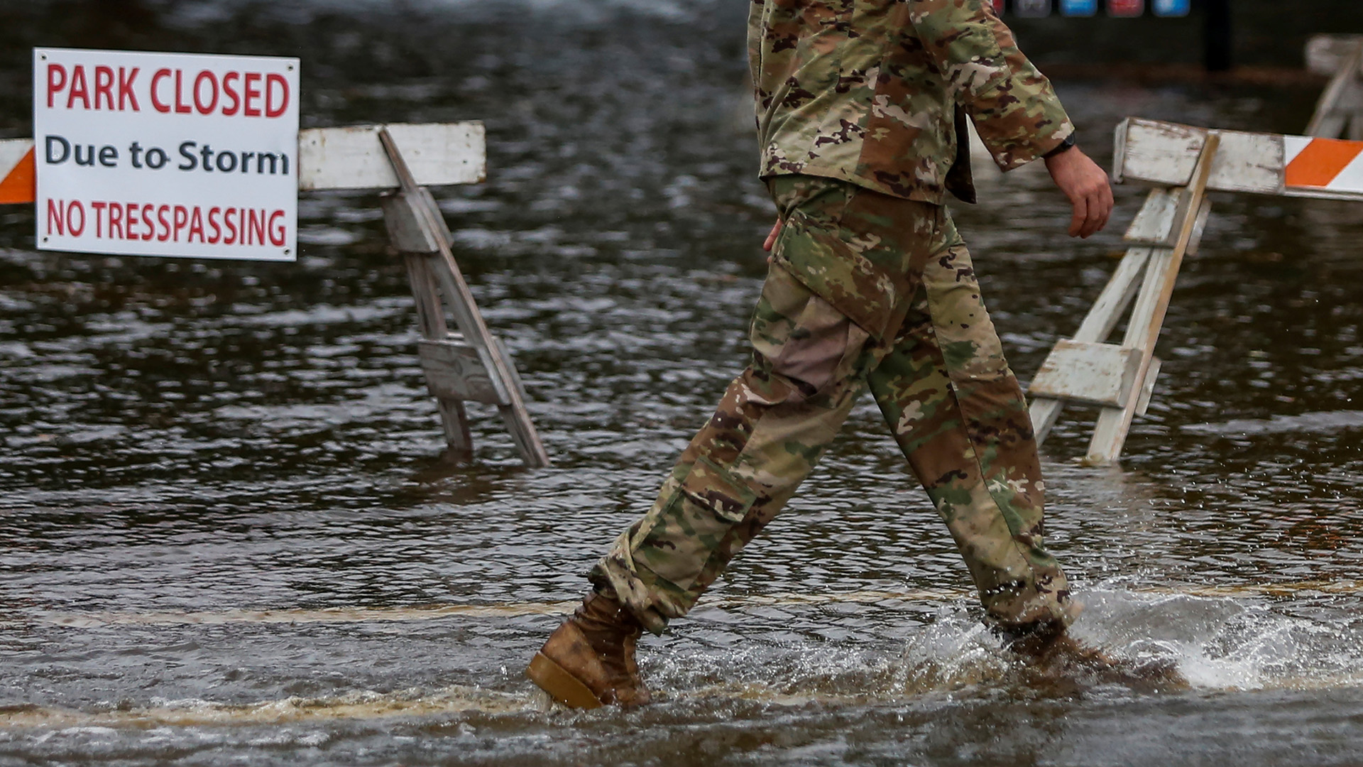 Un miembro del Ejército de EEUU recorre las zonas de las inundaciones cerca del complejo Union Point Park, Carolina del Norte. REUTERS / Eduardo Muñoz