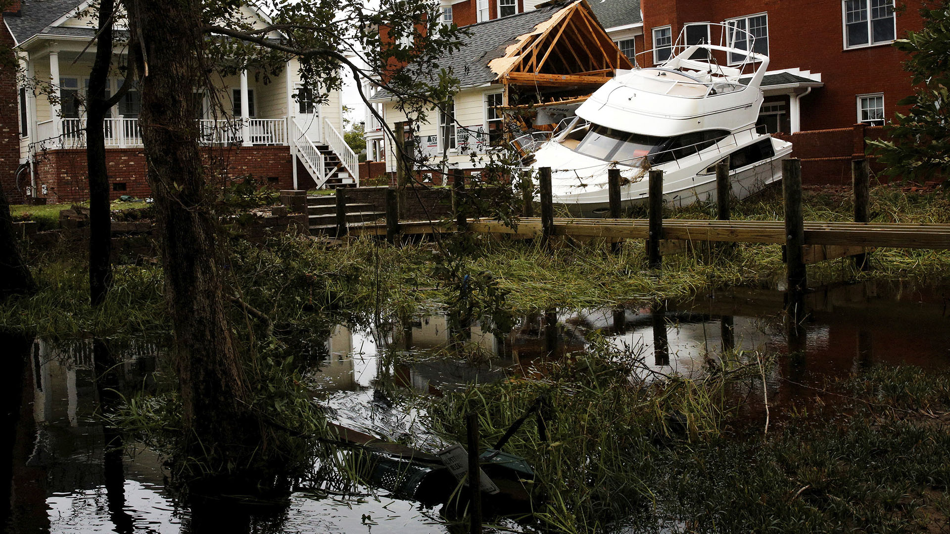 Un barco quedó incrustado contra una casa por el paso de Florence en Carolina del Norte (Reuters)
