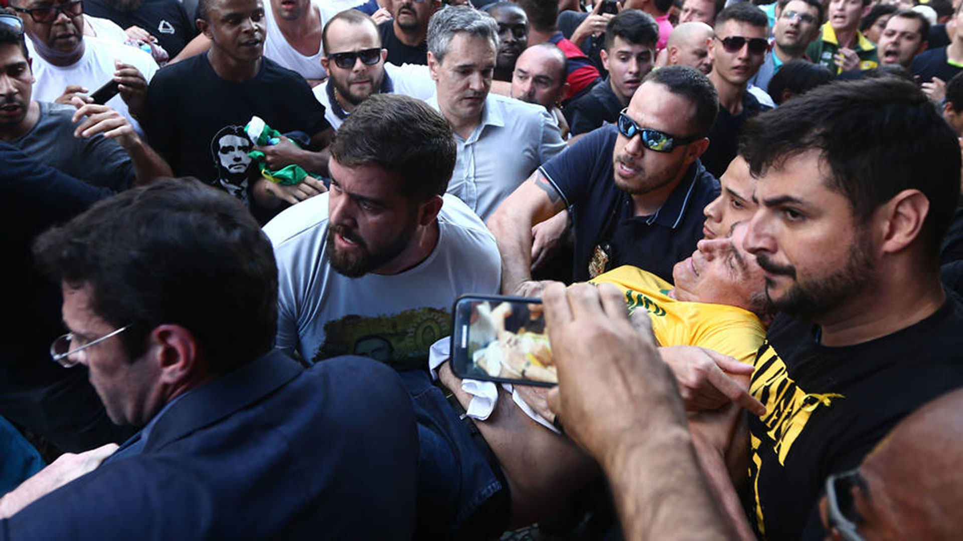 El momento en que Jair Bolsonaro es retirado del acto de campaña donde fue apuñalado
