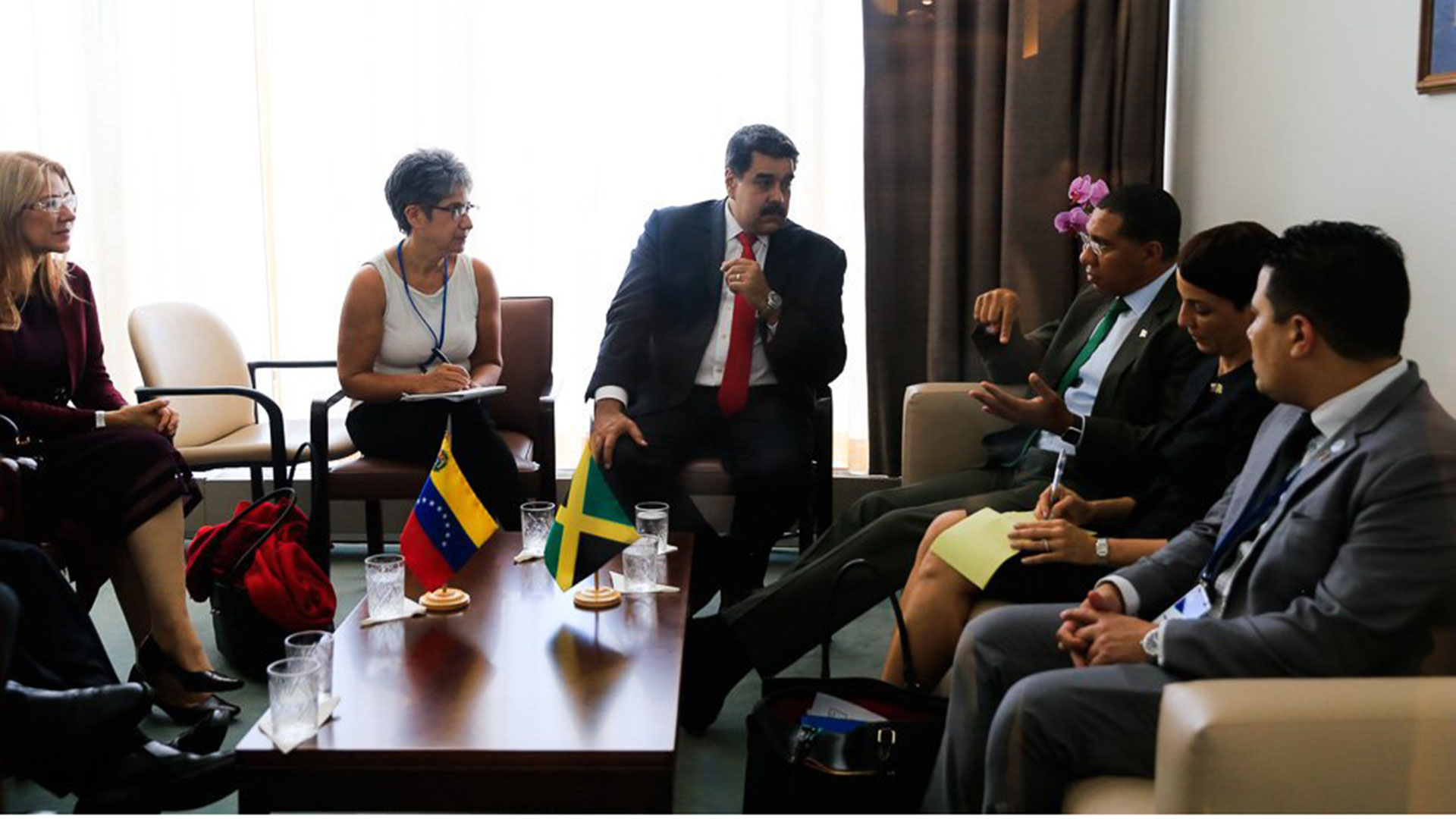 También se entrevistó con Andrew Holness, primer ministro de Jamaica