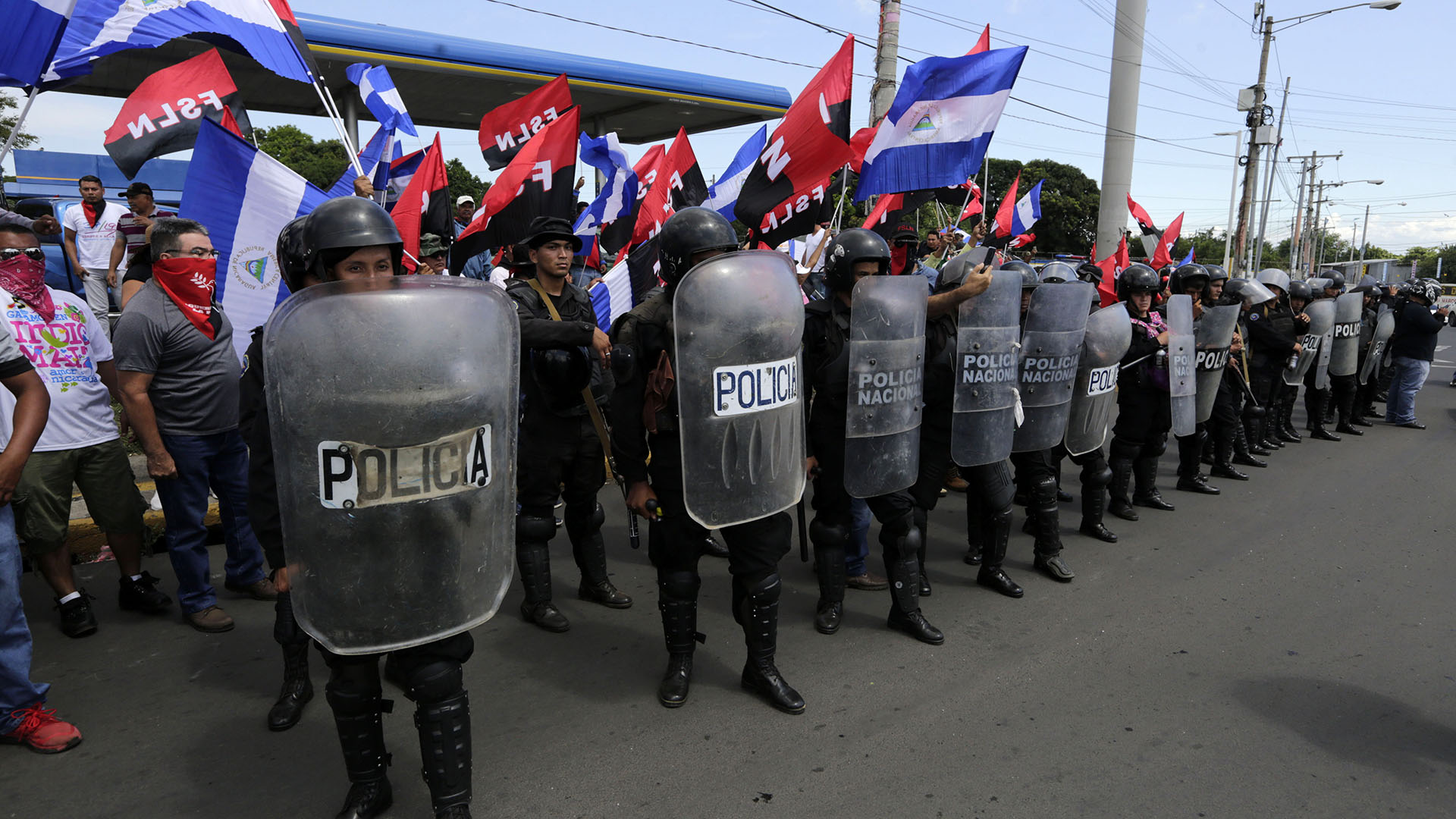 Seguidores sandinistas volvieron a asediar a los manifestantes (AFP)