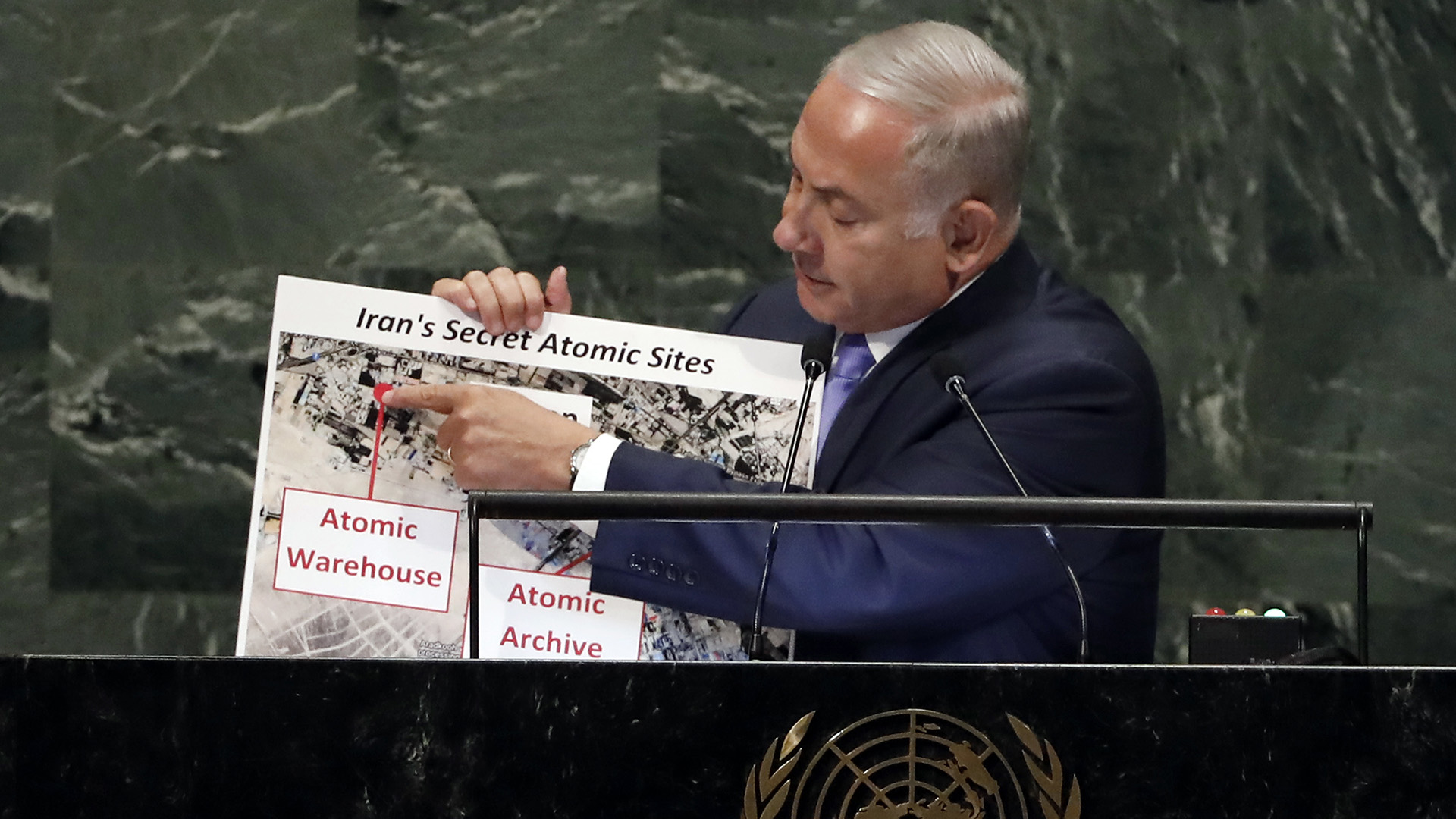 Benjamin Netanyahu muestra el almacén nuclear secreto en Teherán (AP Photo/Richard Drew)