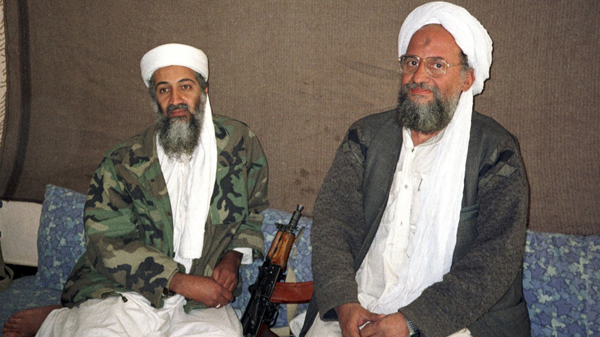 Bin Laden junto a Al-Zawahiri