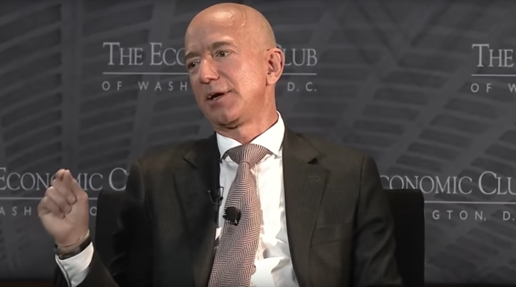 En The Economic Club de Washington DC, el CEO de Amazon anunció su Fondo Primer Día.