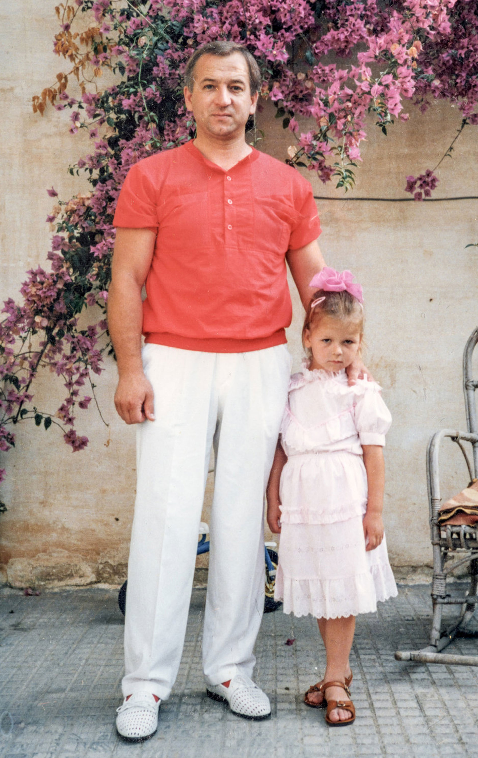 Skripal y su hija Yulia en la década de 1980. (Archivo familia Skripal/New York Times)