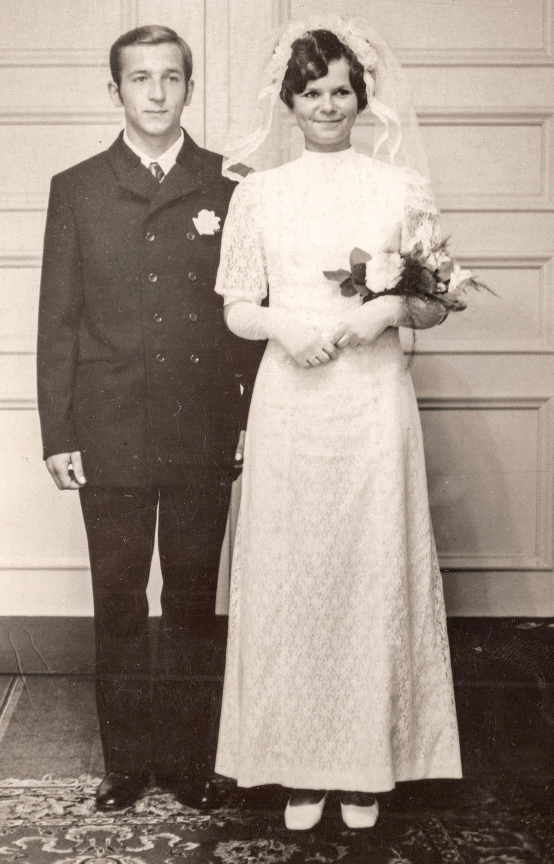 Serguei Skripal junto a su esposa Lyudmila, en 1972. (Archivo familia Skripal/New York Times)