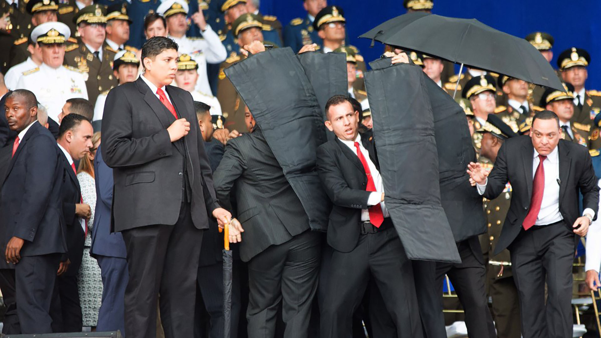 Los escoltas de Maduro lo cubren en medio del confuso episodio con un drone explosivo (@XHespanol)