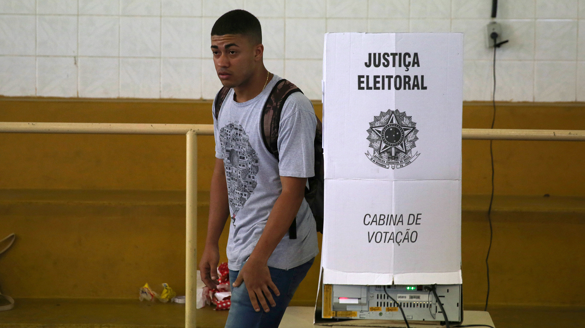 Un ciudadano brasileño durante las elecciones municipales de Rio de Janeiro en 2016 (Reuters)