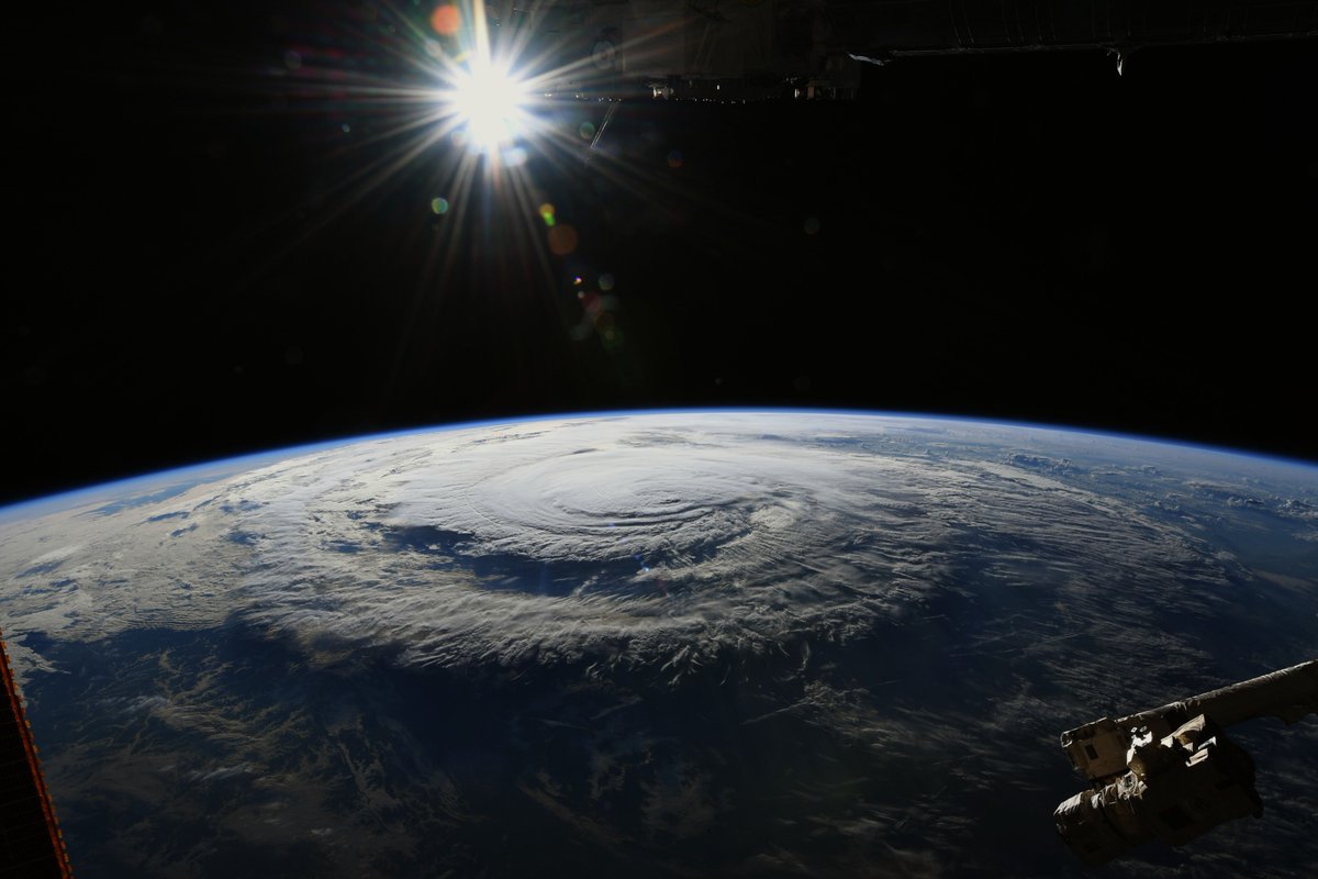 El momento que el huracán tocó tierra desde el espacio. Foto: @astro_ricky desde la Estación Espacial Internacional
