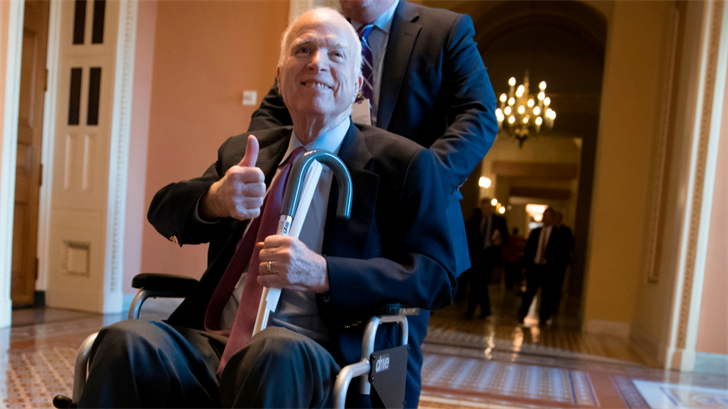 El funcionario anónimo citó la despedida del senador John McCain, recientemente fallecido.