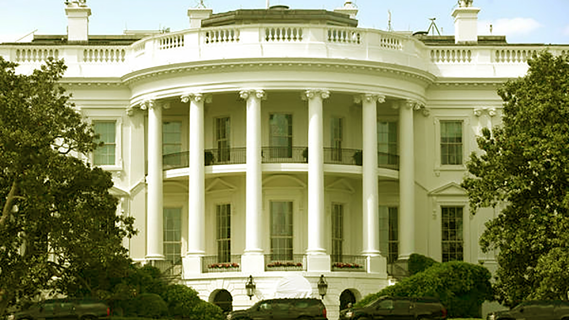 Según el texto, muchos funcionarios en Casa Blanca intentan controlar los impulsos del presidente.