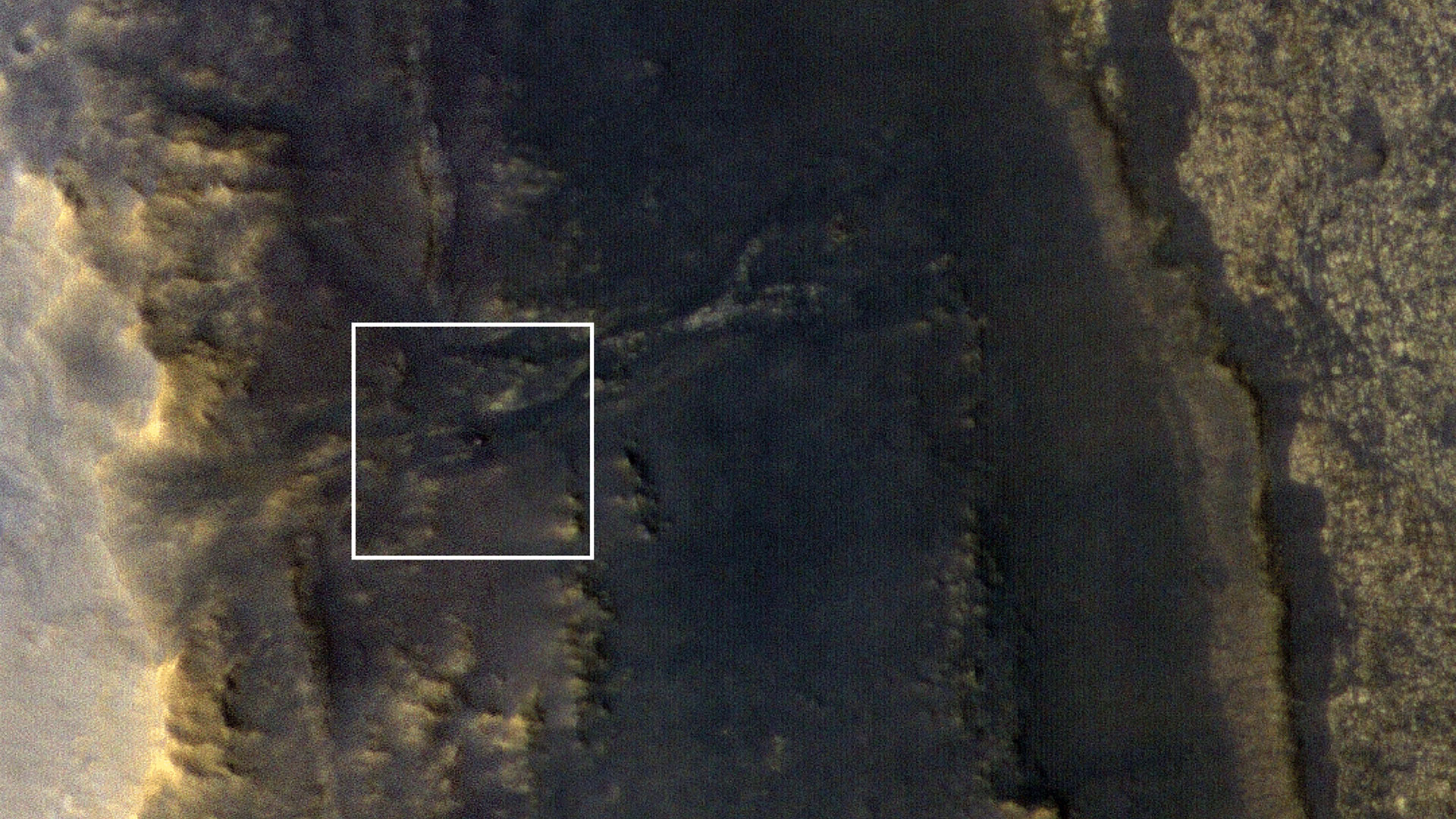 La fotografía, captada con una cámara de alta resolución HiRISE, ha provocado el optimismo en la NASA, puesto que no tenía ningún tipo de contacto con su vehículo desde el pasado 10 de junio
