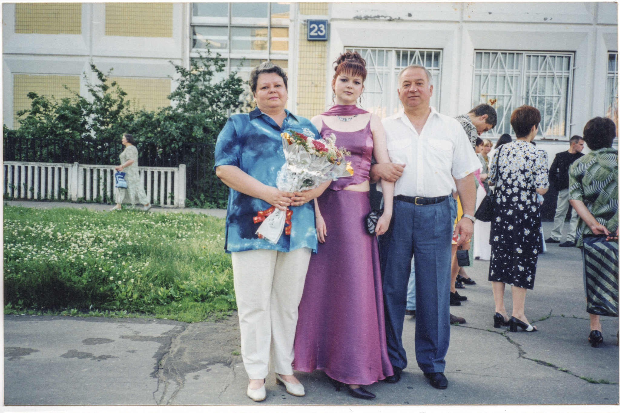 Serguei y Lyudmila en la graduación de Yulia, en 2001. (Archivo familia Skripal/New York Times)