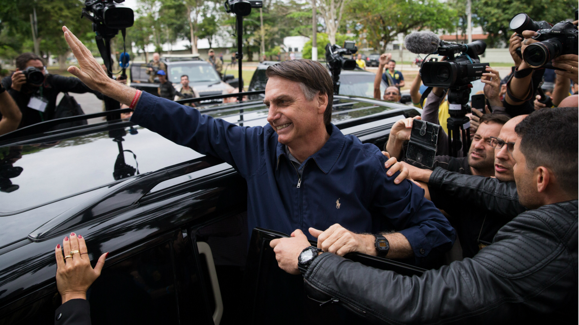 Jair Bolsonaro tras emitir su voto (AFP)