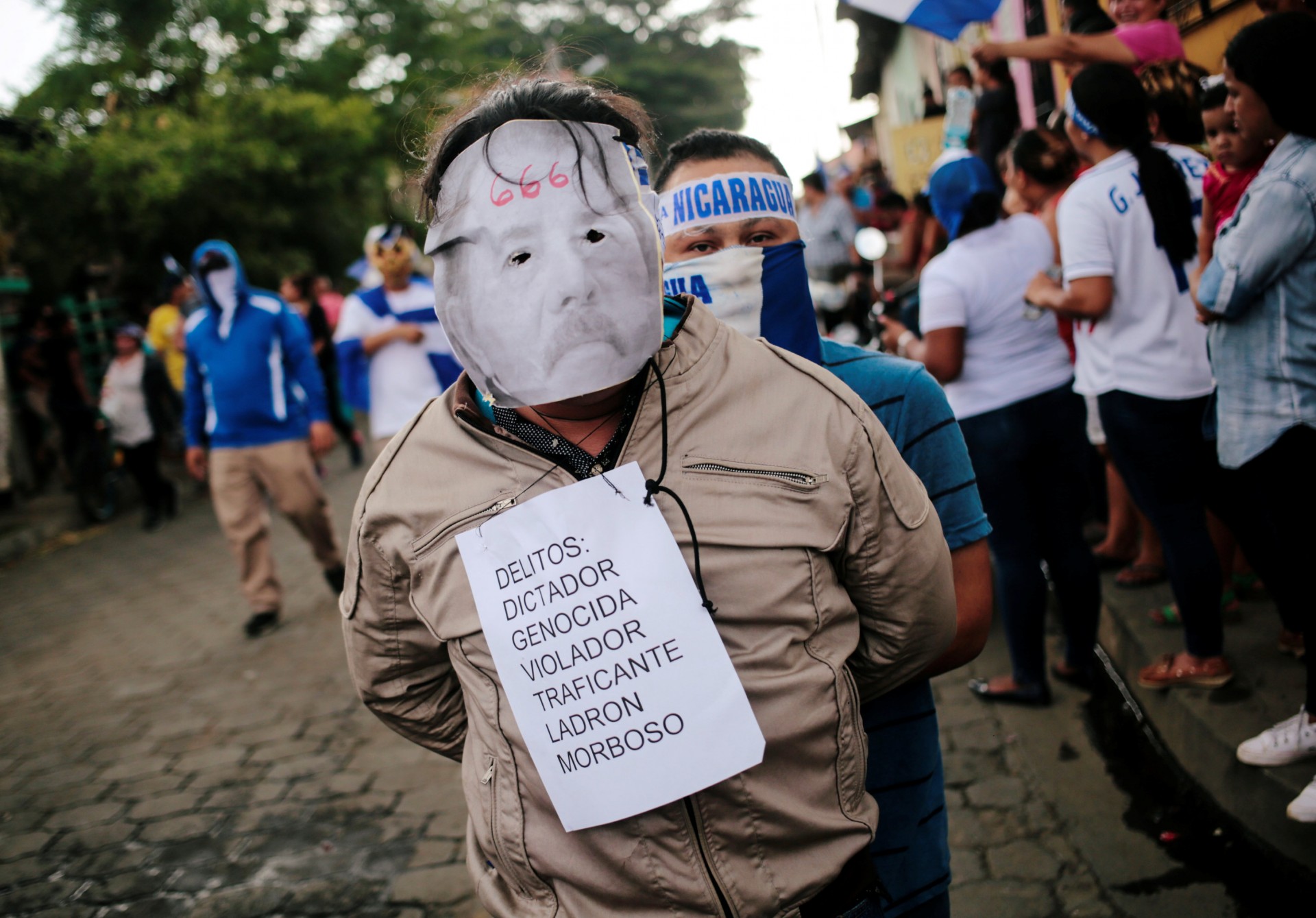 Un manifestante opositor disfrazado de Daniel Ortega (REUTERS/Oswaldo Rivas)
