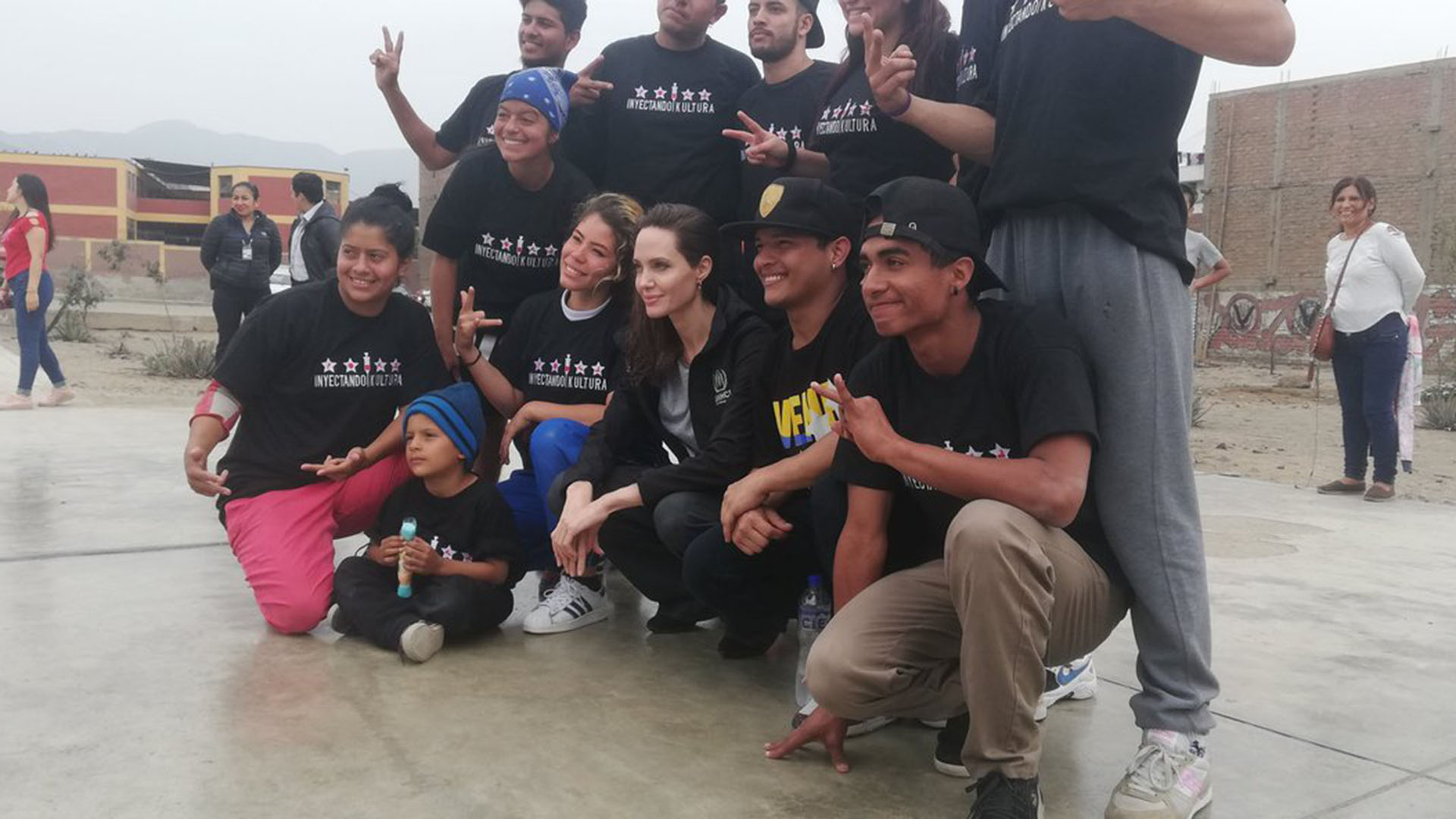 Jolie junto a un grupo de venezolanos (@rosmery_steph)