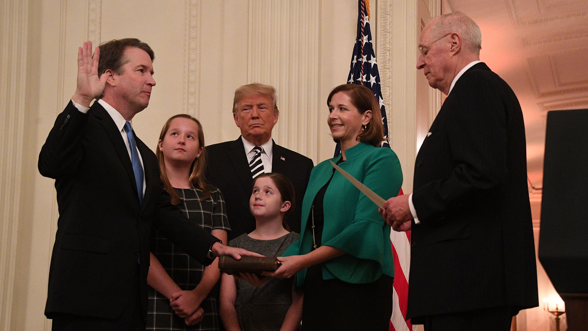 Kavanaugh juró ante la mirada de su familia y del presidente Trump en la Casa Blanca (AFP)