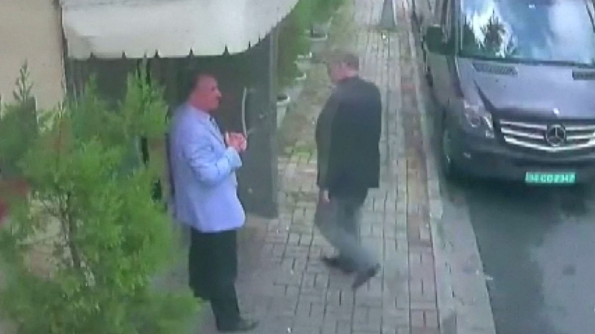 El momento en el que Khashoggi ingresa al consulado saudí en Estambul. Según Turquía un comando secreto lo asesinó y lo desmembró
