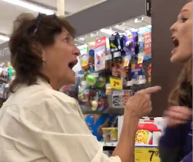 Linda Dwire fue detenida por acosar a dos mujeres hispanas en un supermercado de Colorado.