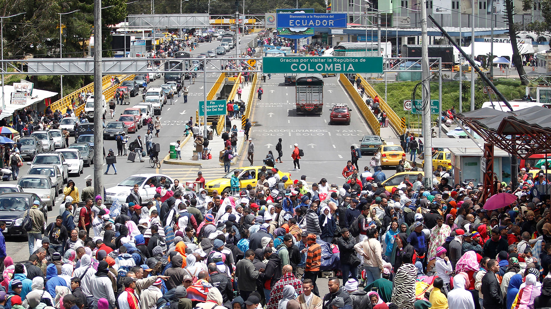 Venezolanos en la frontera entre Colombia y Ecuador. Todos los días miles de personas huyen del país (Reuters)