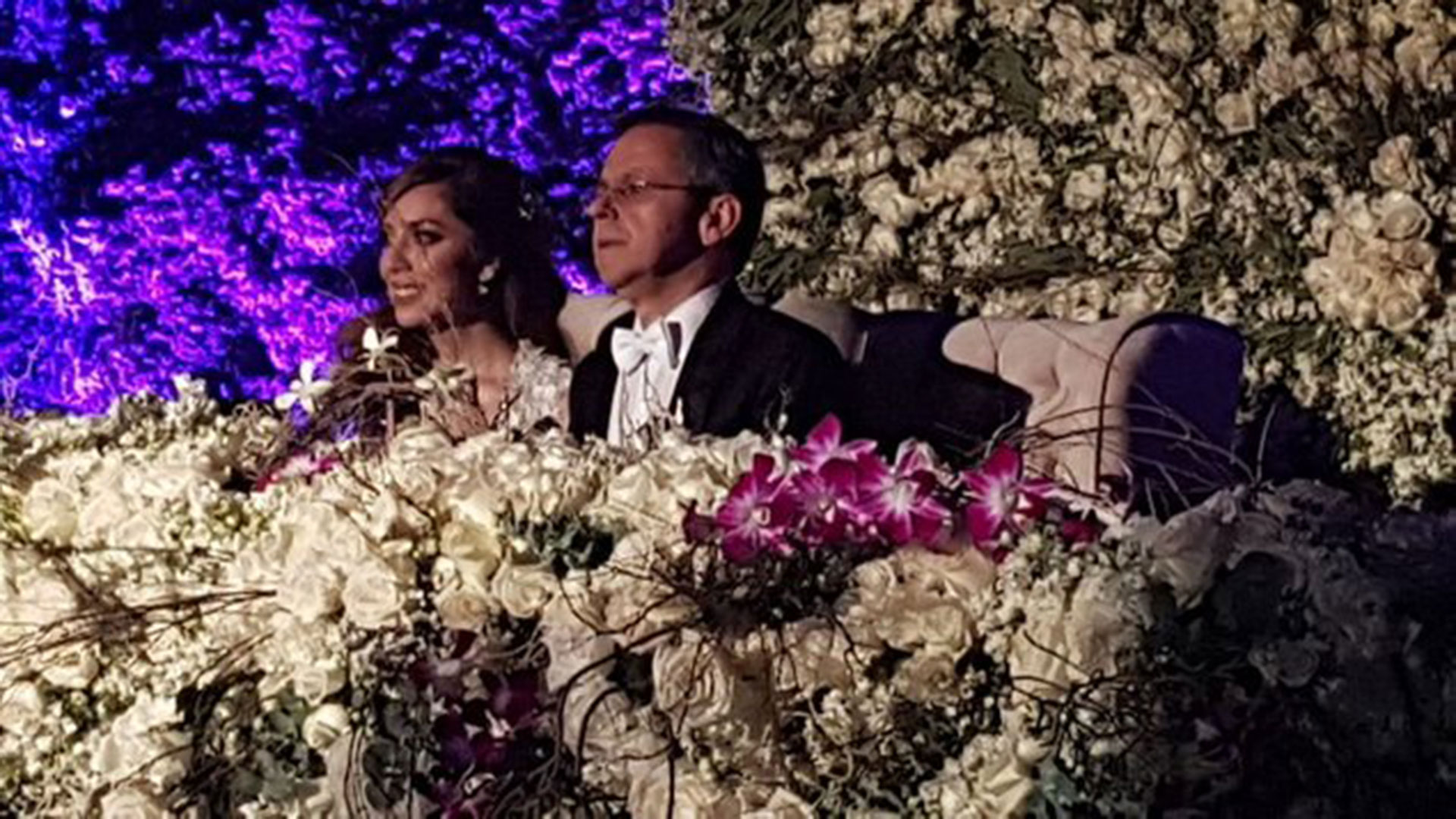 El escenario de flores de la primera boda del gobierno de López Obrador.