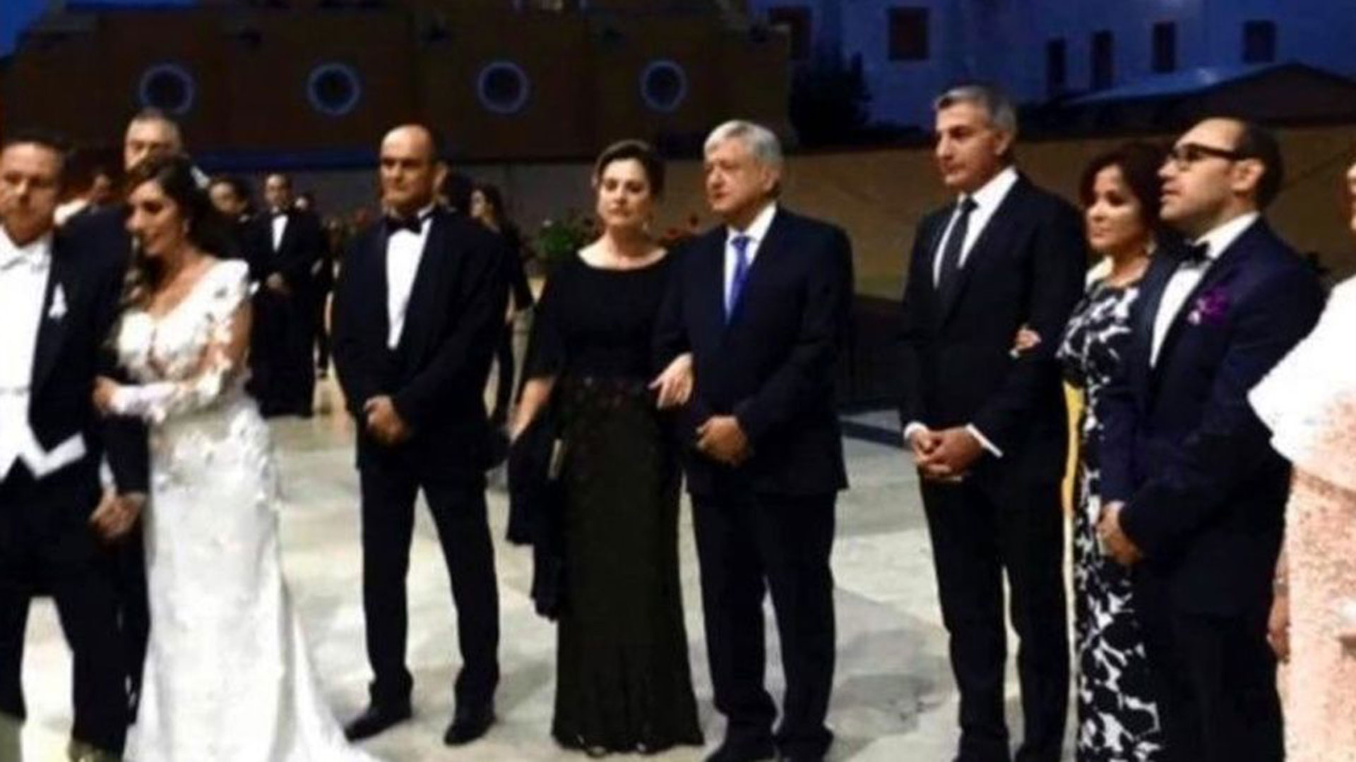 Los invitados, entre ellos, López Obrador y su esposa Beatriz Gutiérrez.
