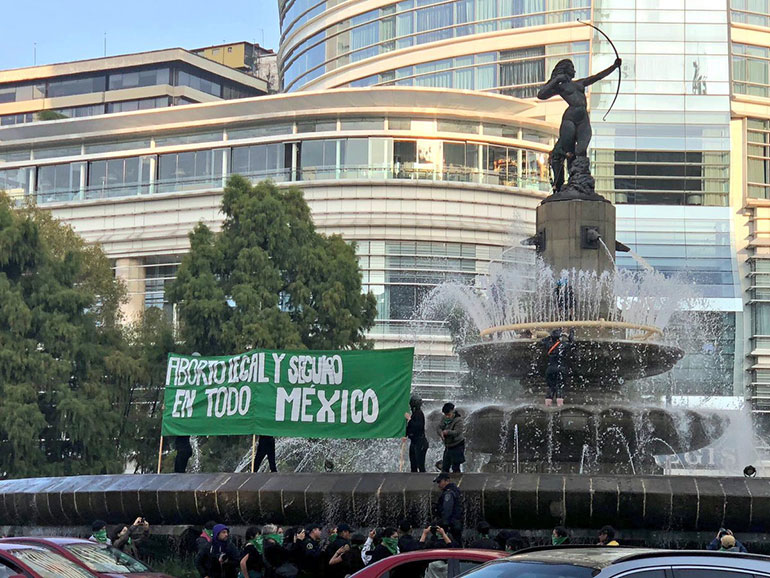 Las activistas desplegaron una manta en apoyo a la legalización del aborto. (@ruidoenlared)