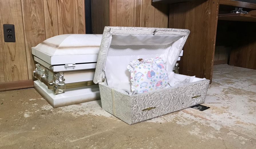 El féretro y el ataúd infantil donde hallaron los cadáveres de 10 fetos y un bebé recién nacido (Foto: Canal 7 ABC Detroit)