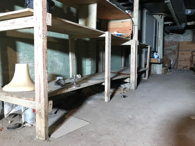 Bajo estos estantes estaban las urnas con restos humanos (Foto: Canal 7 ABC Detroit)