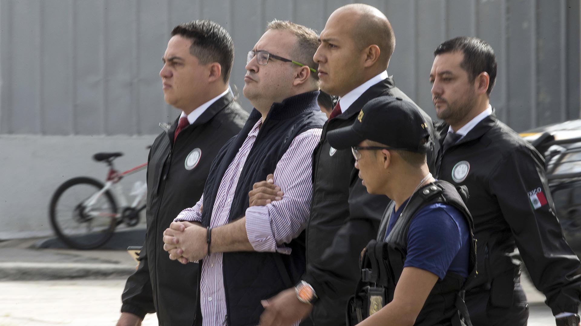 Javier Duarte durante su extradición a México (Foto: AP)