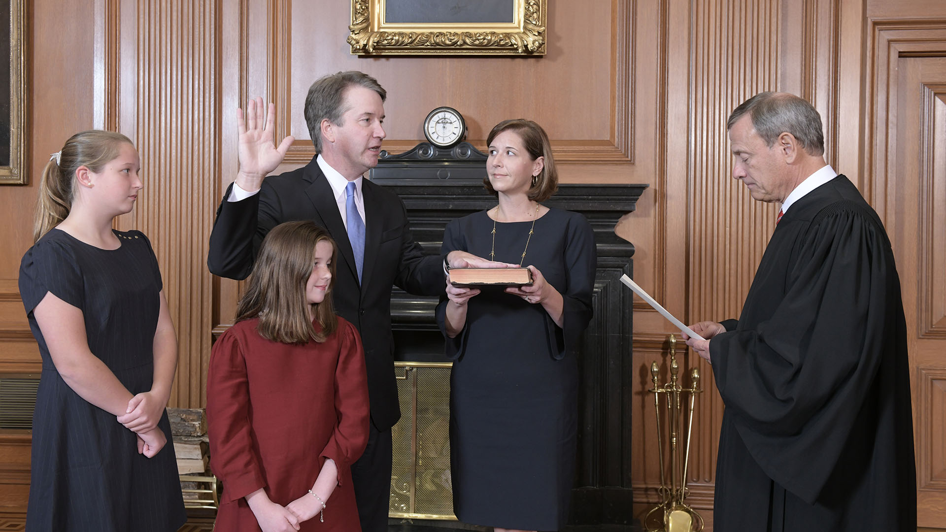 Junto a su familia, Brett Kavanaugh juró como juez de la Corte Suprema de EEUU (AFP)