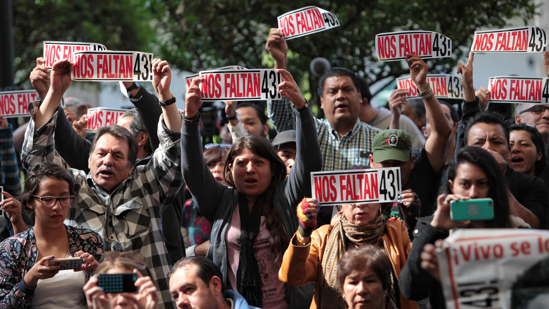 Casi cuatro años después, los padres de los 43 estudiantes de Ayotzinapa siguen buscando a sus hijos (Foto EFE)