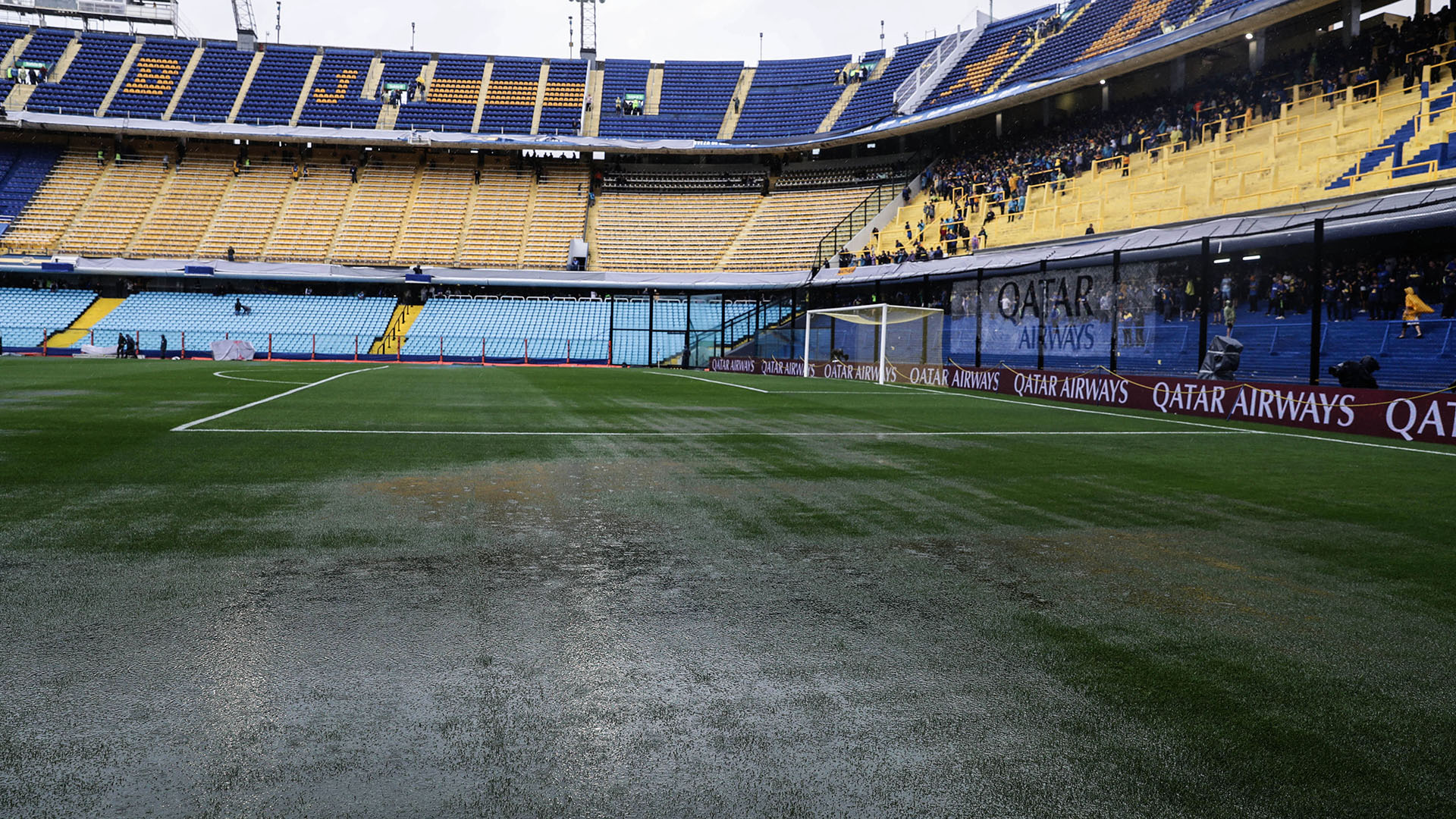 La lluvia trajo problemas a la Conmebol en la primera final de la Copa Libertadores (AFP)