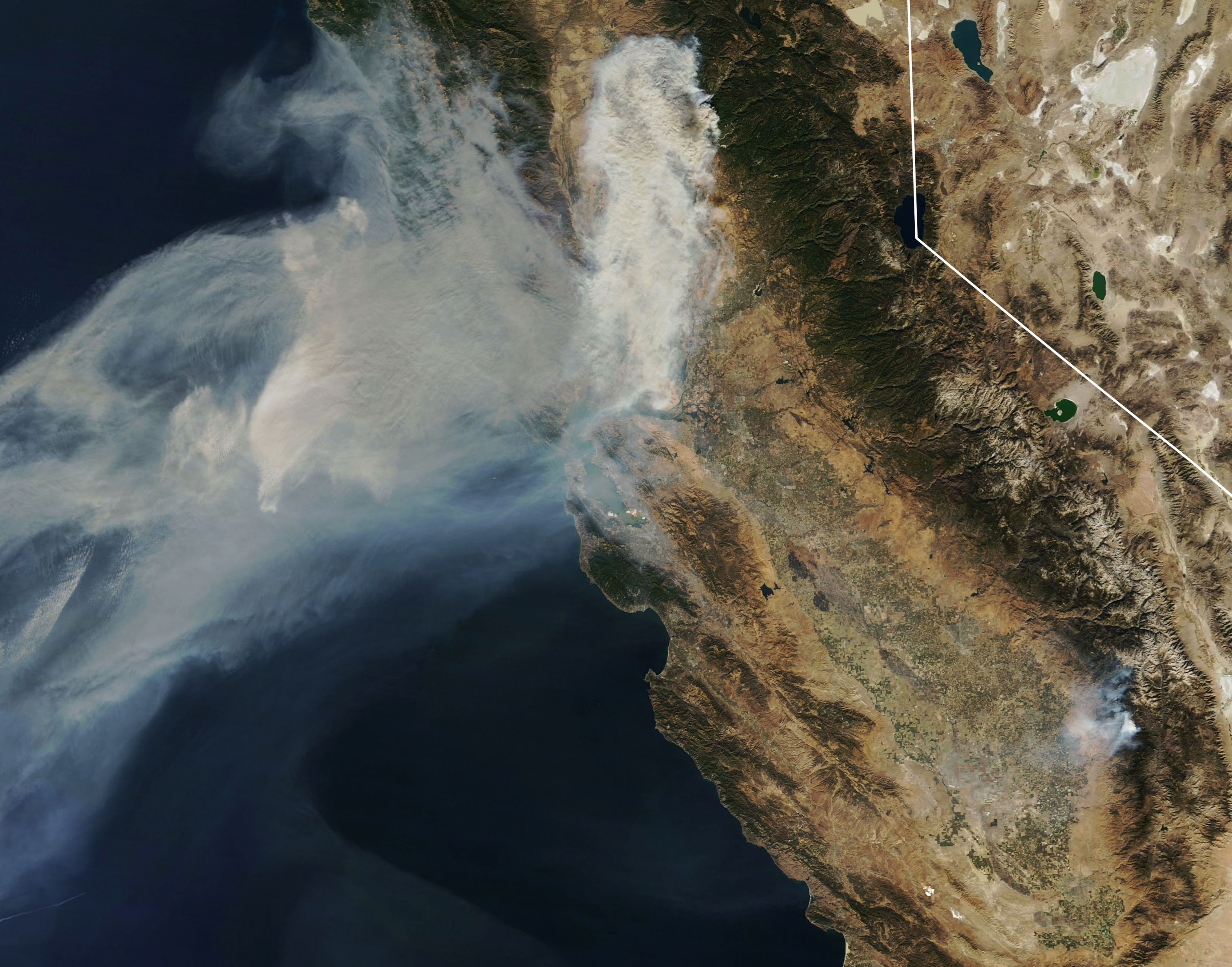 Una imagen de la NASA muestra el avance del humo hacia la bahía