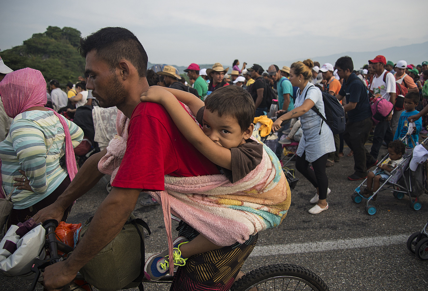 Miles de centroamericanos forman parte de la caravana migrante que avanza hacia Estados Unidos (EFE/Luis Villalobos)