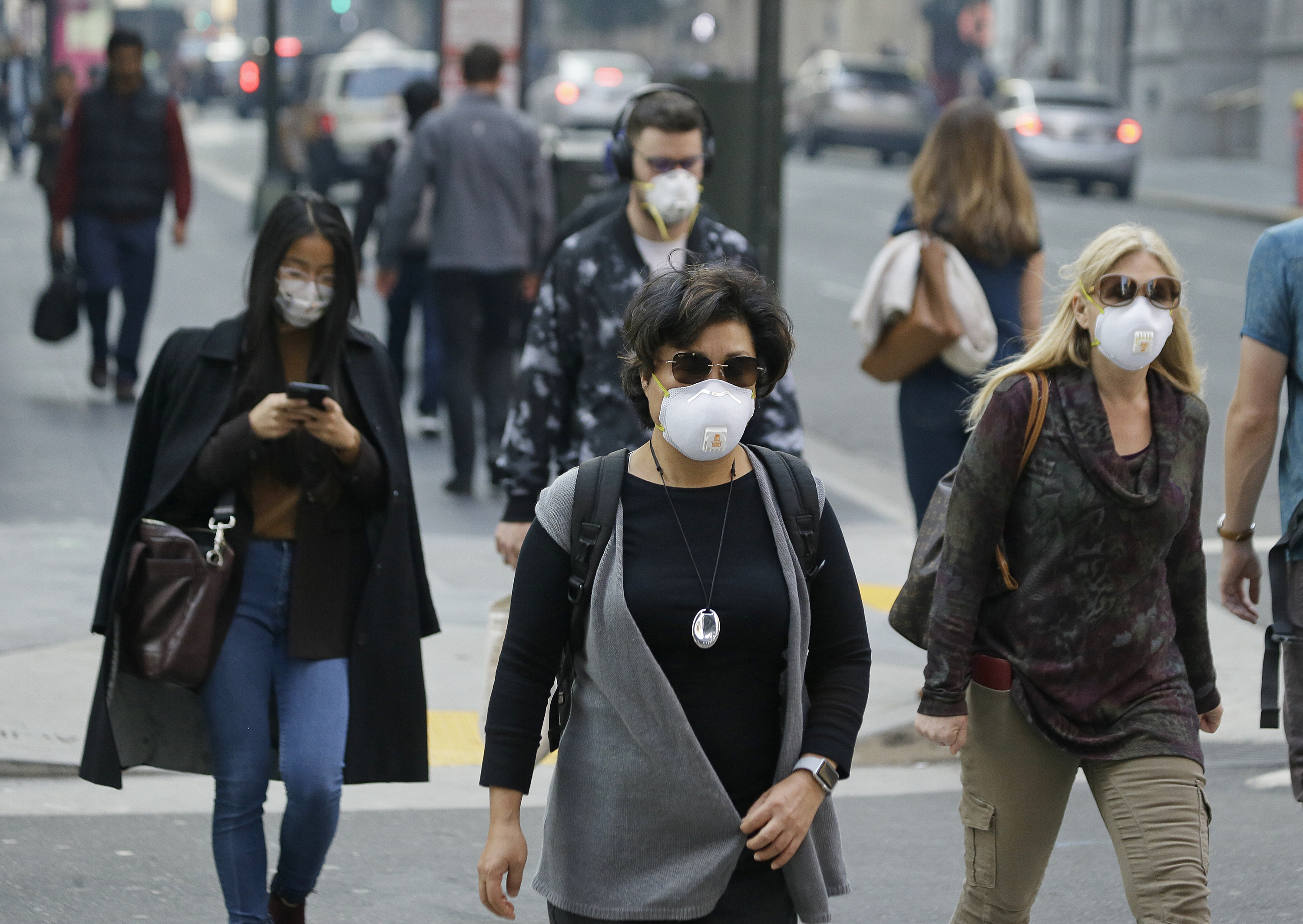 Las mascarillas para evitar el ingreso de partículas al sistema respiratorio se popularizaron en la ciudad