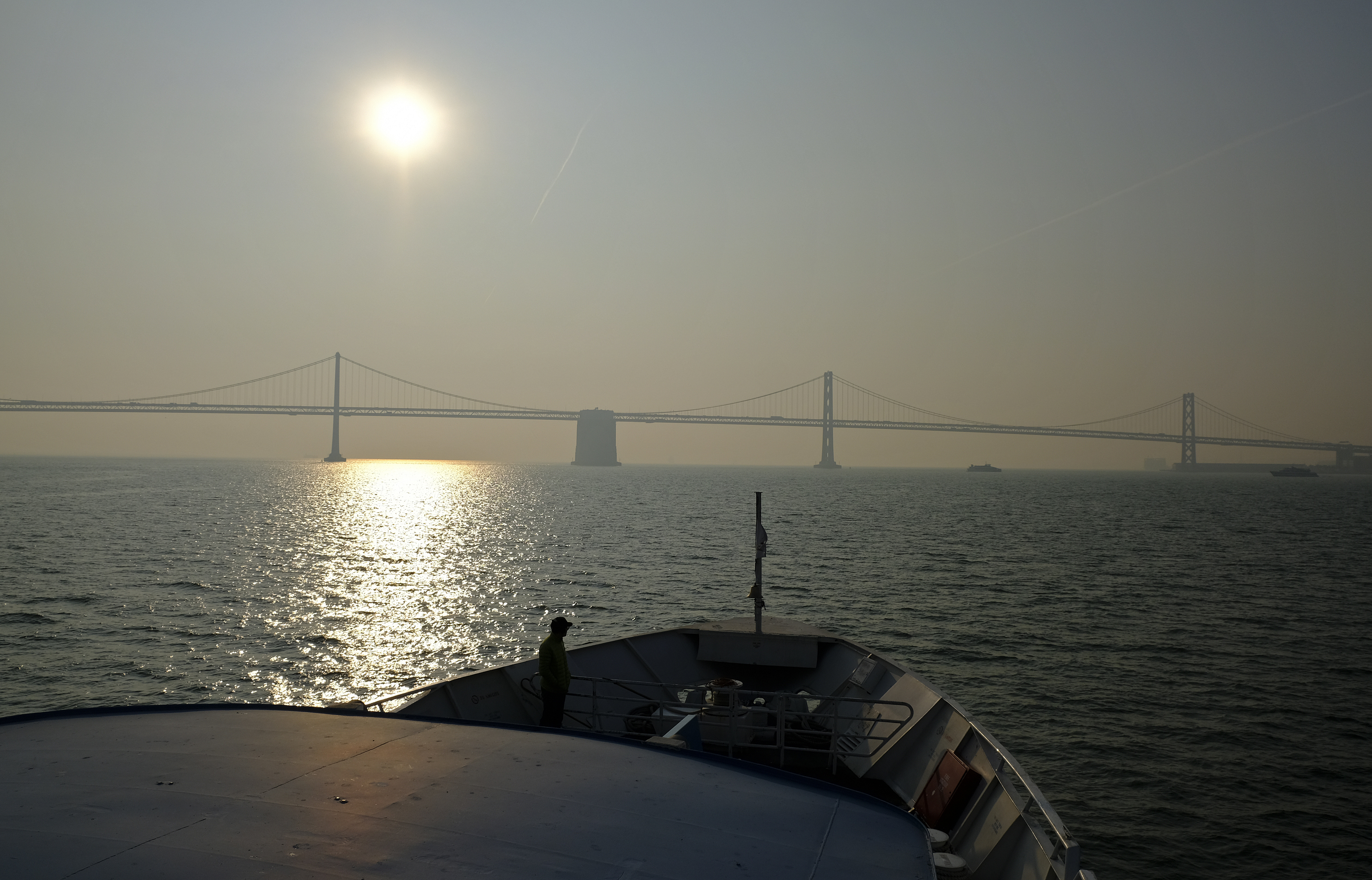 Residentes publicaron fotos en las redes sociales del famoso puente Golden Gate y San Francisco-Oakland Bay Bridge, difícilmente visibles en una atmósfera cargada de partículas