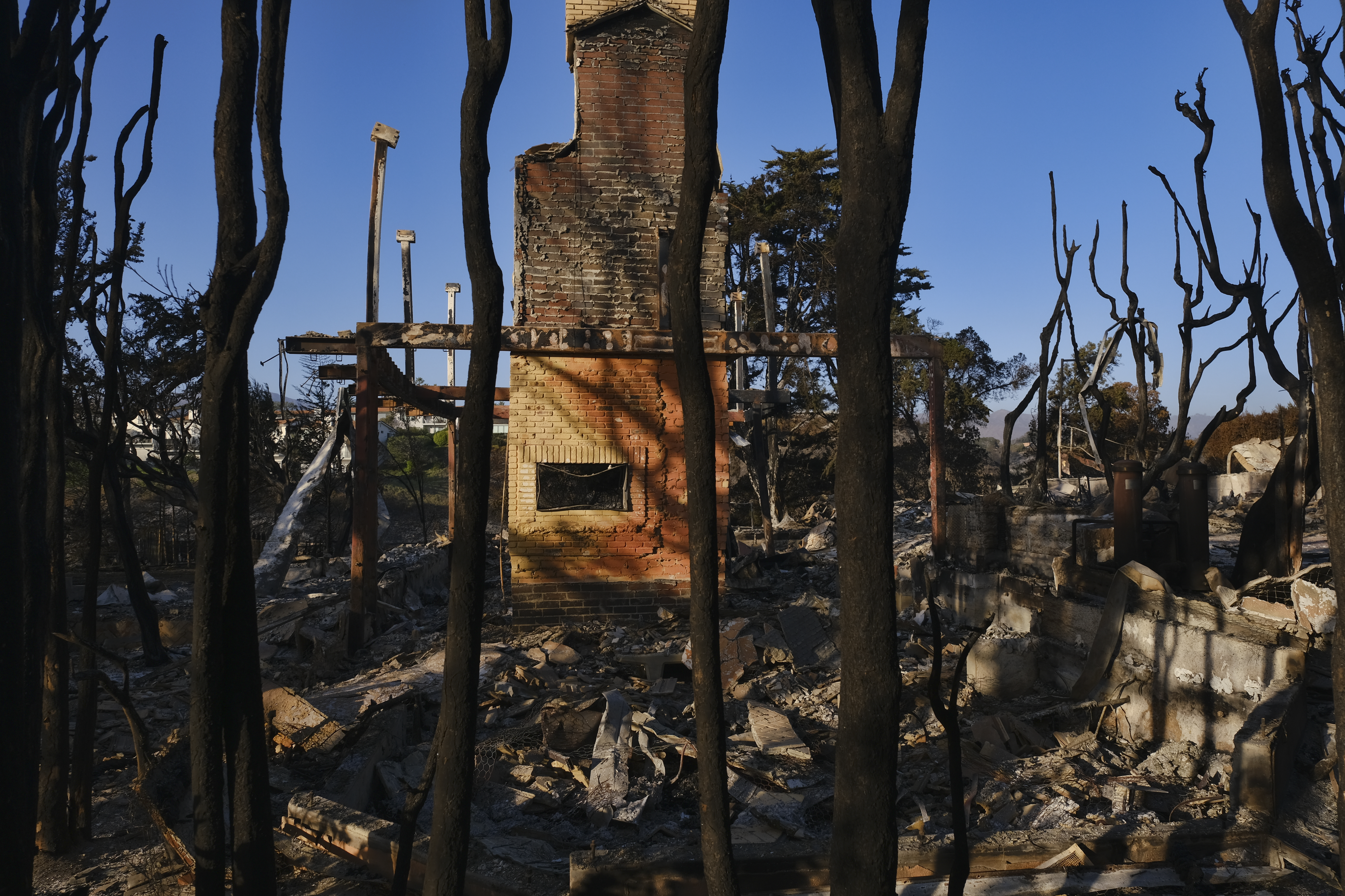 Los incendios en California, alimentados por condiciones muy secas y los vientos cálidos y fuertes de Santa Ana, han destruido cientos de hogares y han causado decenas de muertes y quemó más de 300,000 acres