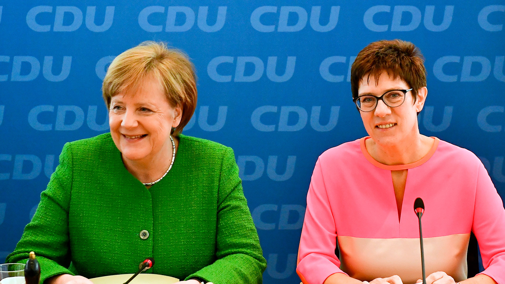 Angela Merkel y Annegret Kramp Karrenbauer (AFP)