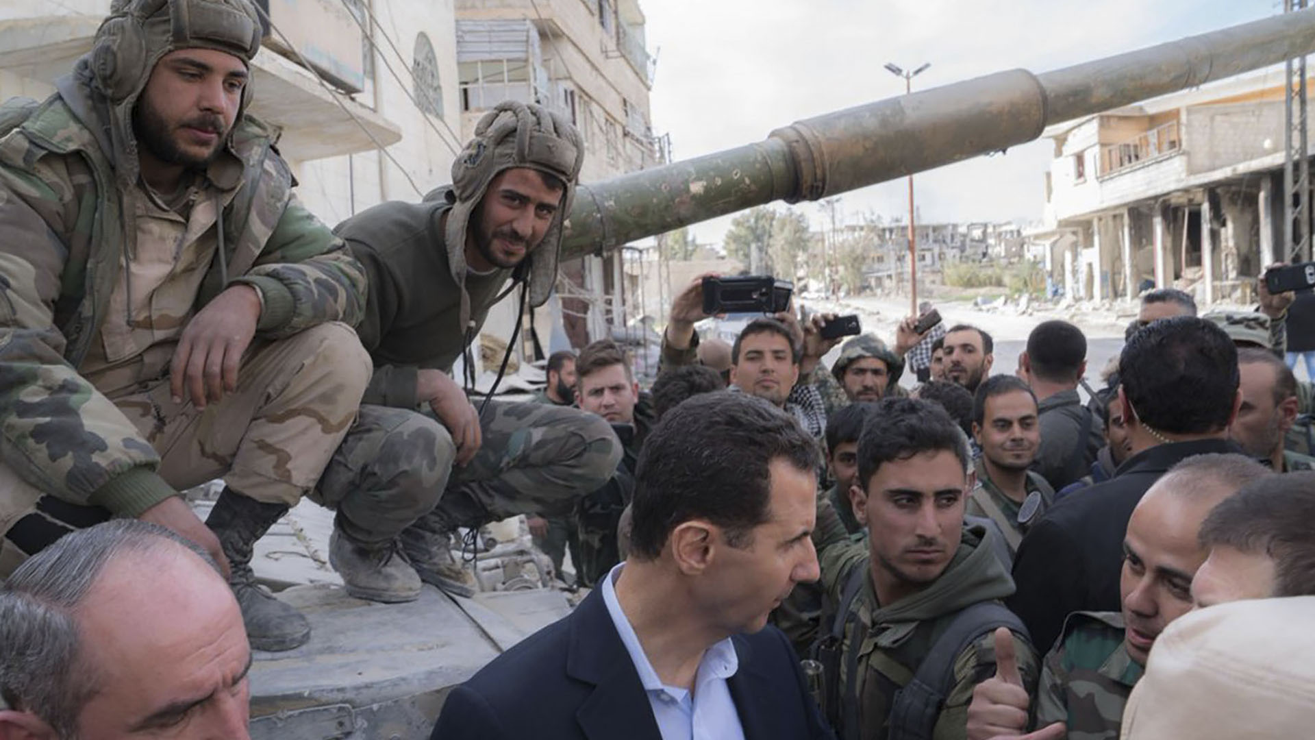 El dictador Al Assad junto a oficiales del Ejército
