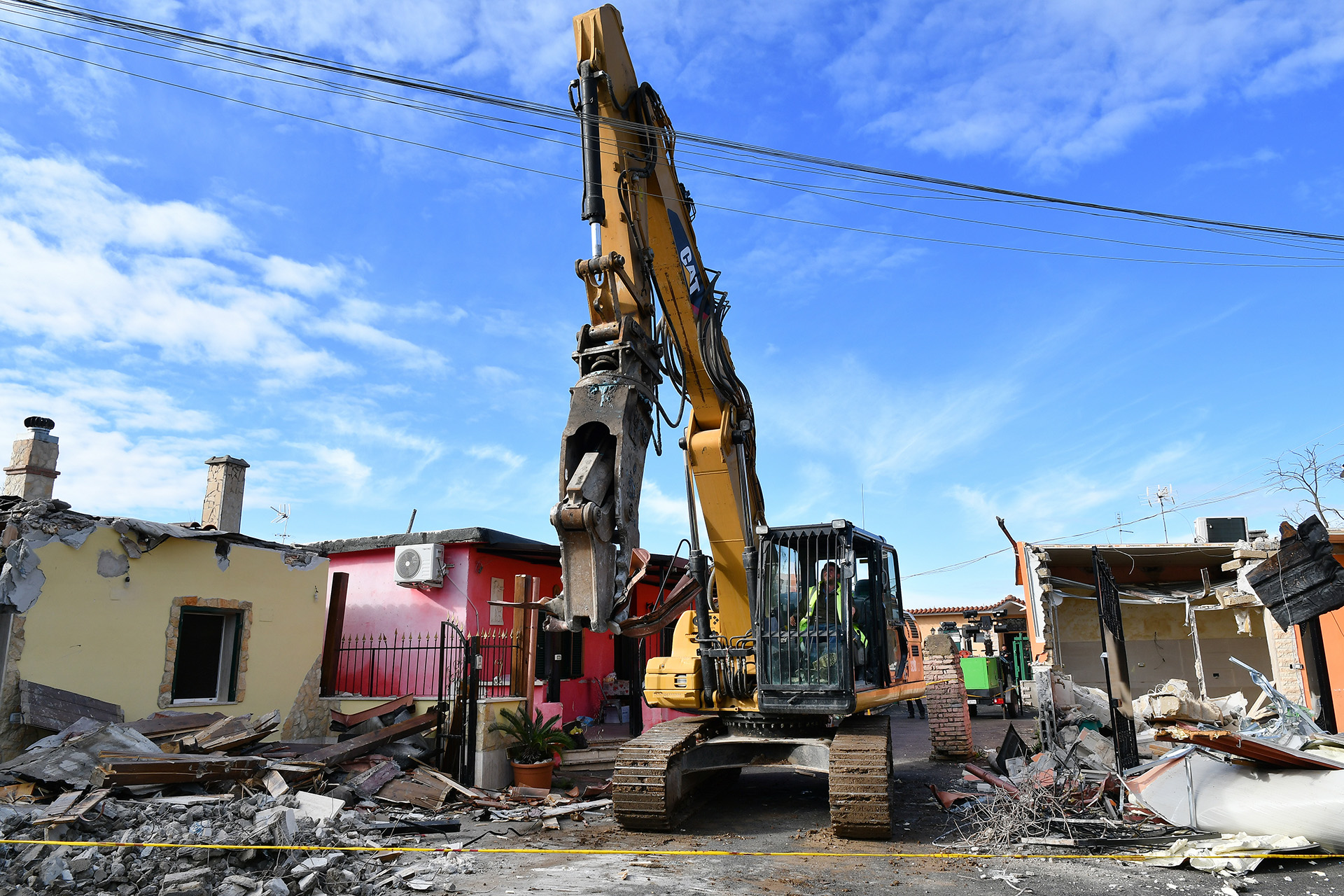 Una grúa en la demolición de las primeras mansiones de Casamonica (Photo by Alberto PIZZOLI / AFP)