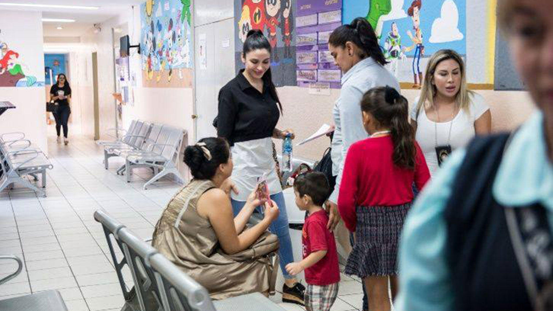 (Foto: Emma Coronel repartió juguetes a niños enfermos del Hospital Pediátrico de Sinaloa @Tijuanasincensura)