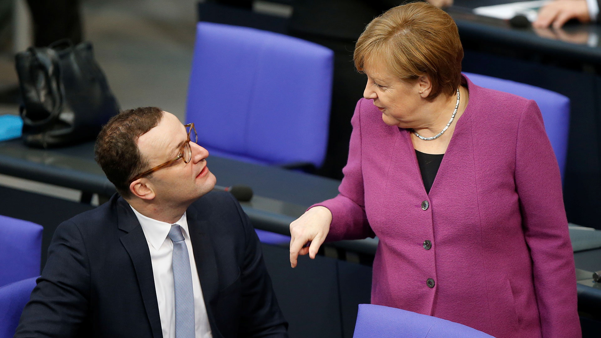 Jens Spahn junto a Angela Merkel (Reuters)