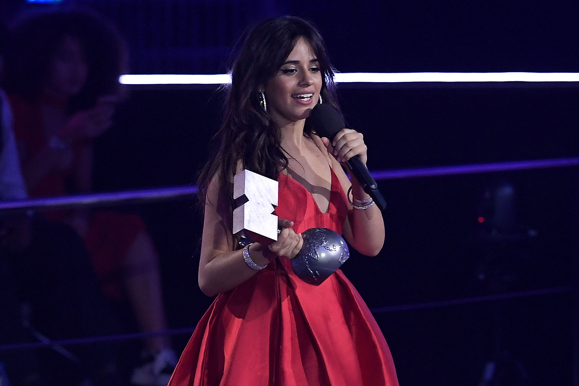 Camila Cabello en el escenario tras ganar el premio mejor video por su hit  “Havana”