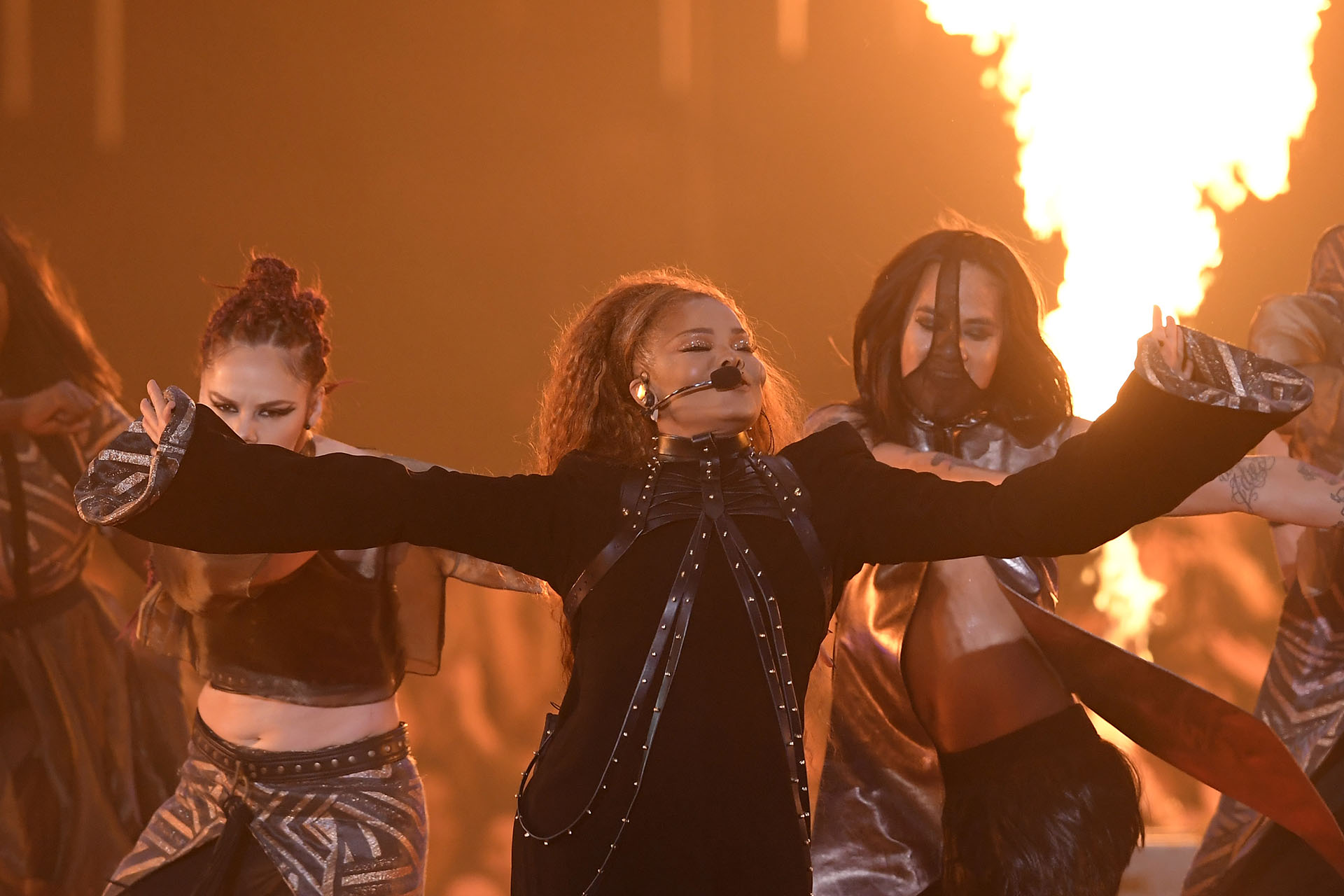 Janet Jackson en su presentación en los MTV Europe Music Awards