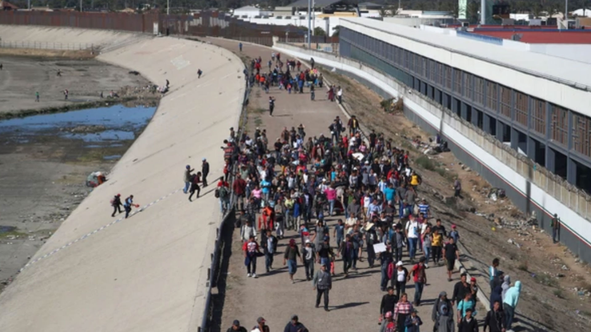 Autoridades mexicanas ya retomaron el control del cruce fronterizo en Baja California